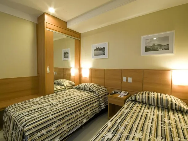 Habitación con dos camas individuales en el Hotel Atlântico Business