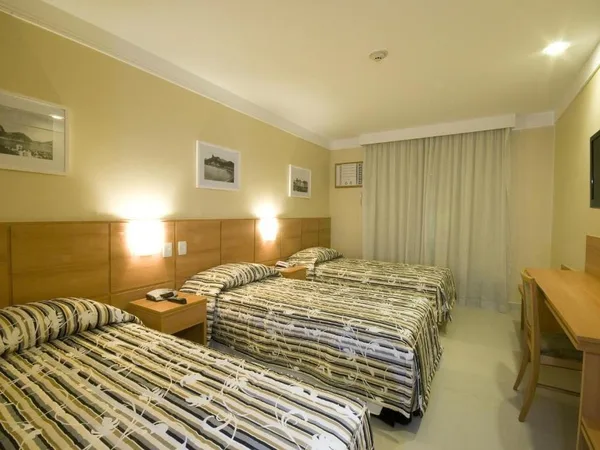 Habitación triple con tres camas individuales en el Hotel Atlântico Business