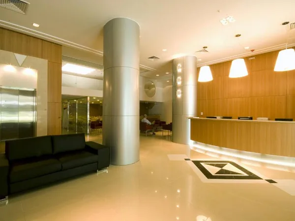 Lobby y recepción del Hotel Atlântico Business