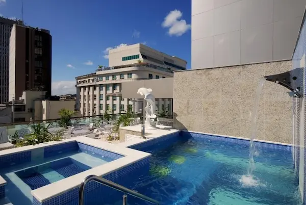Piscina ao ar livre no terraço do hotel