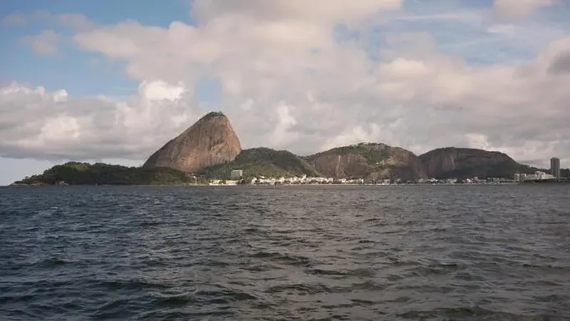 Paseo en velero al atardecer con caipirinha